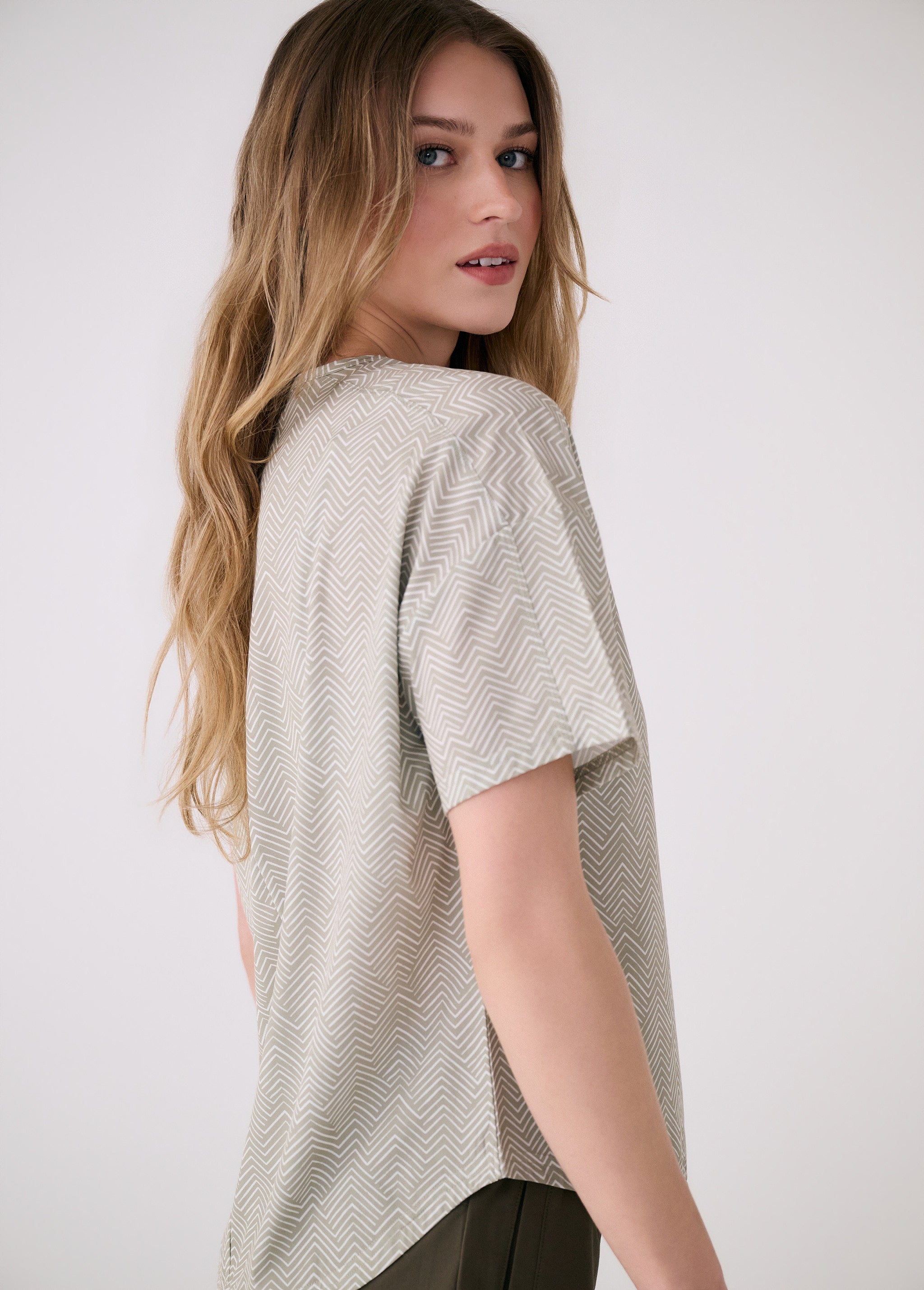 Lolë Olivie Short Sleeve in sage green print