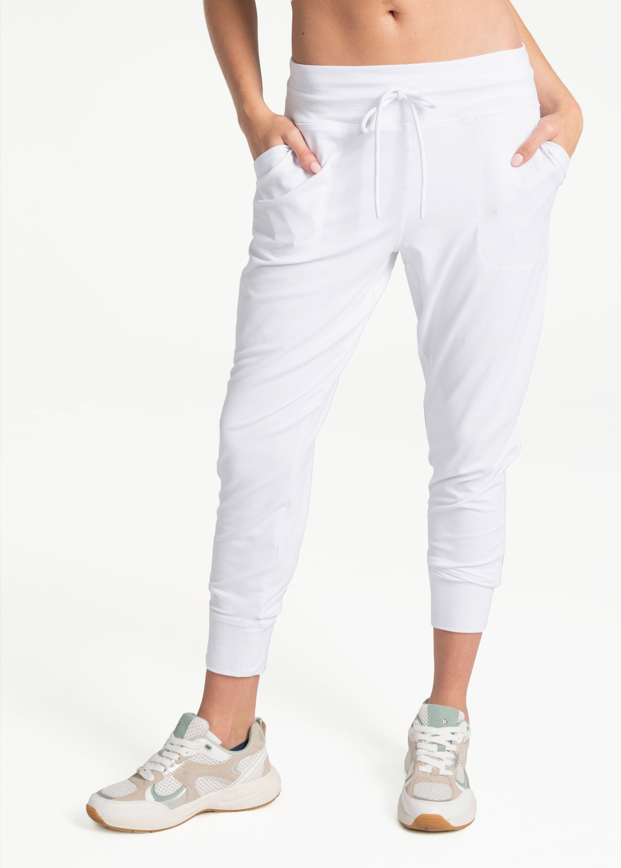Lolë Half Moon Jogger in white