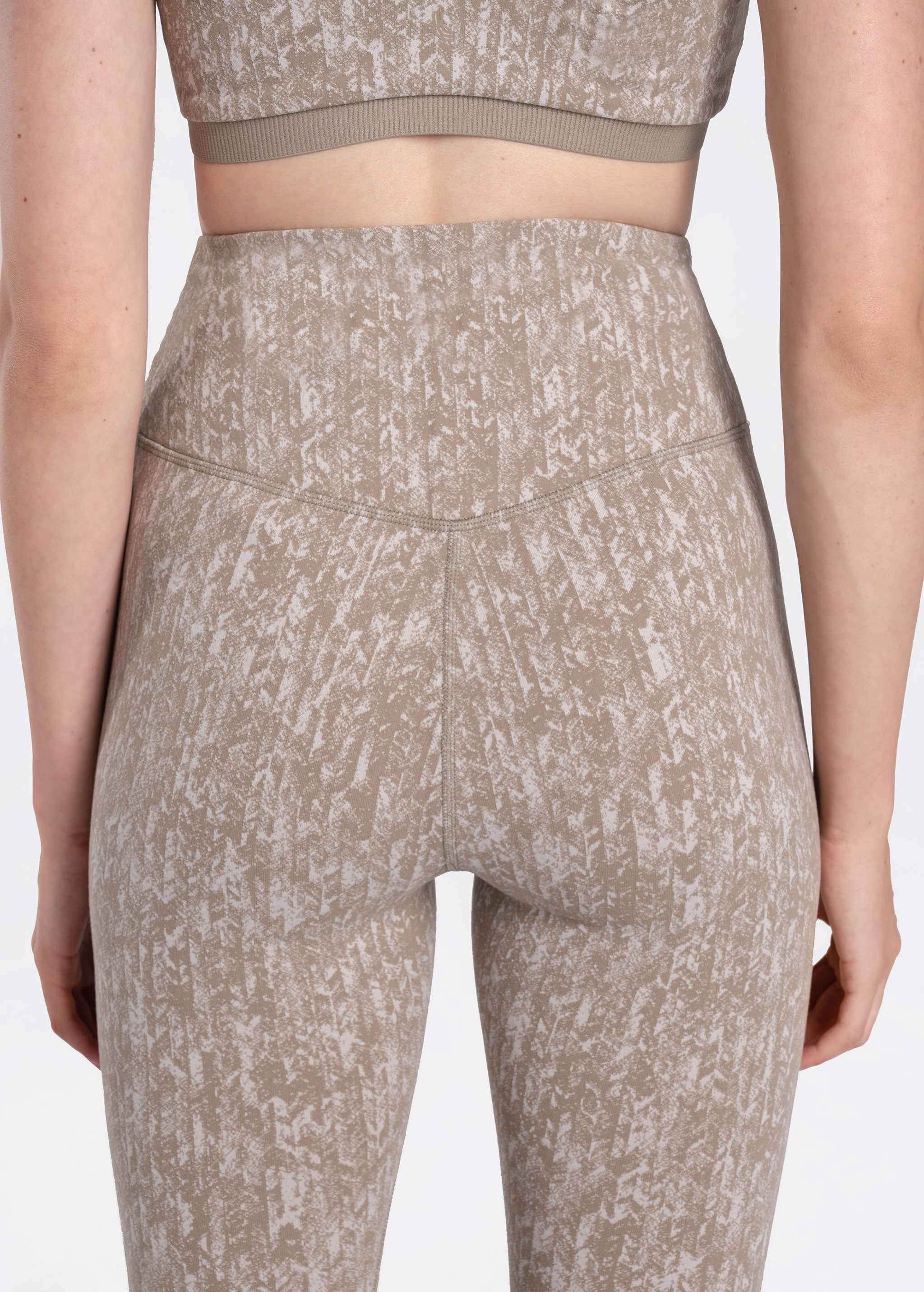 Lolë Fleury Ankle Leggings in Oyster taupe